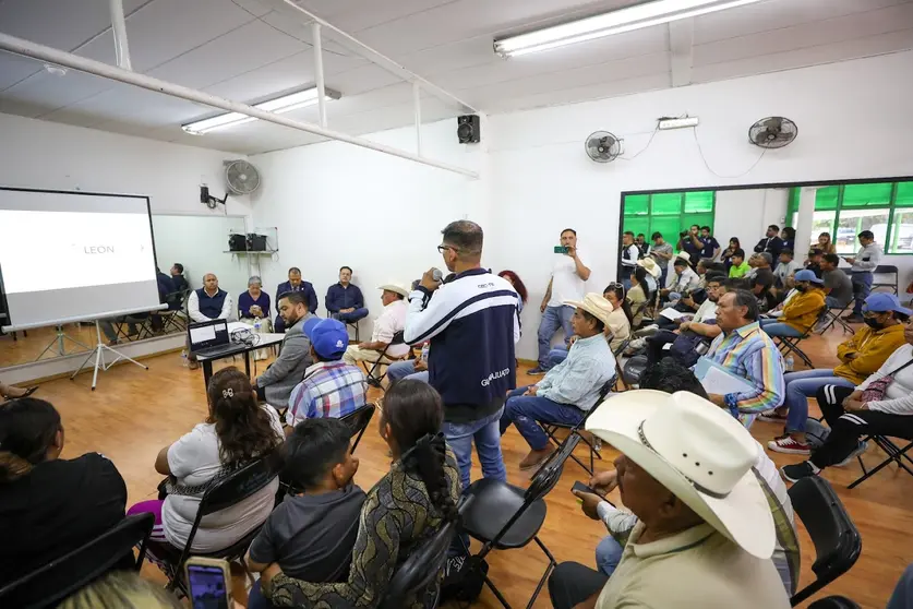 Representantes de los tres niveles de gobierno y Ferromex durante la mesa de di&aacute;logo con habitantes de San Juan de Abajo para explicar los beneficios t&eacute;cnicos del nuevo acceso.