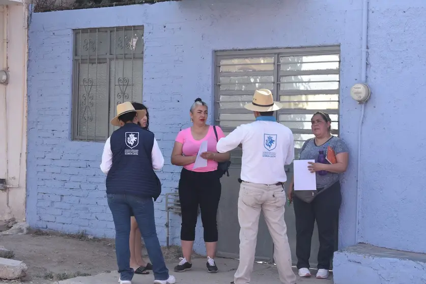 Personal del Fideicomiso de Obras por Cooperaci&oacute;n realiza recorridos casa por casa en la delegaci&oacute;n El Carmen para informar a los ciudadanos sobre sus saldos pendientes.