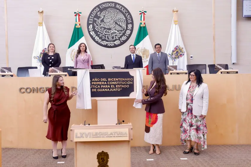 Las titulares de los tres poderes del Estado durante la Sesi&oacute;n Solemne en el Congreso local: la diputada Martha Edith Moreno Valencia, la gobernadora Libia Dennise Garc&iacute;a Mu&ntilde;oz Ledo y la magistrada Alma Delia Camacho Patl&aacute;n.
