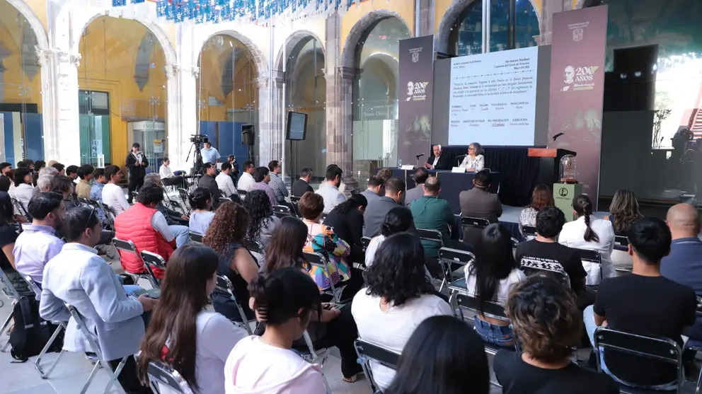 Autoridades universitarias y acad&eacute;micos invitados durante la inauguraci&oacute;n de las jornadas conmemorativas por el bicentenario del cient&iacute;fico Alfredo Dug&eacute;s en la Universidad de Guanajuato.