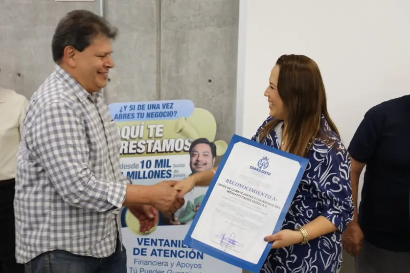 Un apret&oacute;n de manos formaliza la colaboraci&oacute;n entre la financiera estatal y l&iacute;deres comerciales, permitiendo el acceso a l&iacute;neas de cr&eacute;dito para fortalecer los negocios locales.