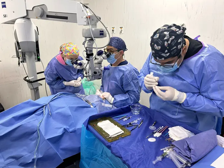 Especialistas del Centro M&eacute;dico Nacional del Baj&iacute;o durante la segunda jornada masiva de salud visual en Guanajuato.