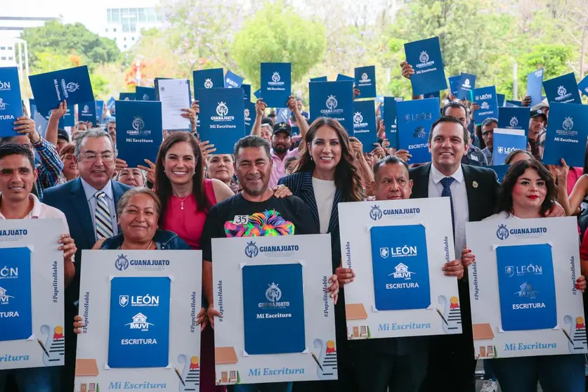Con la entrega de escrituras en Le&oacute;n, el programa estatal alcanza un acumulado de casi 2 mil documentos otorgados en la entidad.