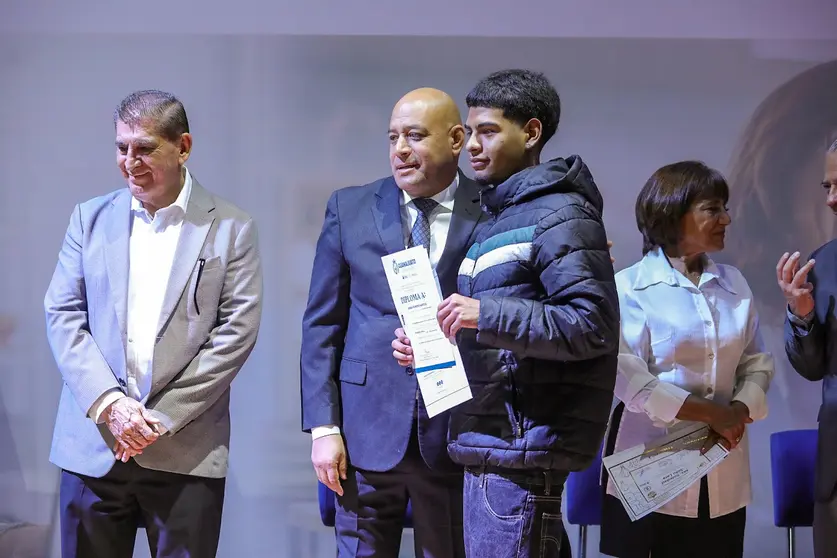 Un grupo de 97 ciudadanos, con edades de entre 16 y 68 a&ntilde;os, recibi&oacute; sus certificados de nivel b&aacute;sico tras cumplir con horas de estudio como alternativa de servicio a la comunidad por faltas administrativas.