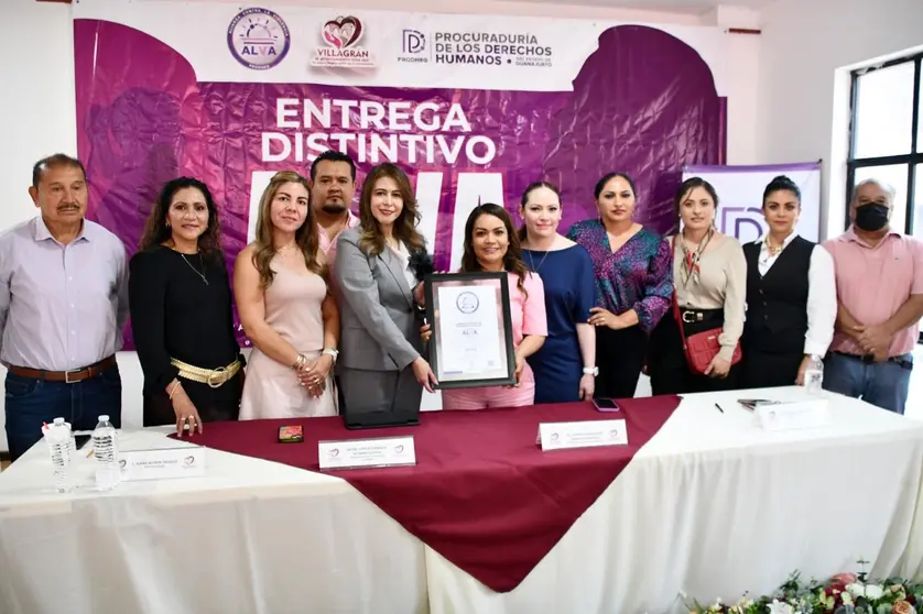 La procuradora Karla Gabriela Alcaraz Olvera con los alcaldes de Villagr&aacute;n y Valle de Santiago, tras la entrega del Distintivo ALVA y la firma de convenios.