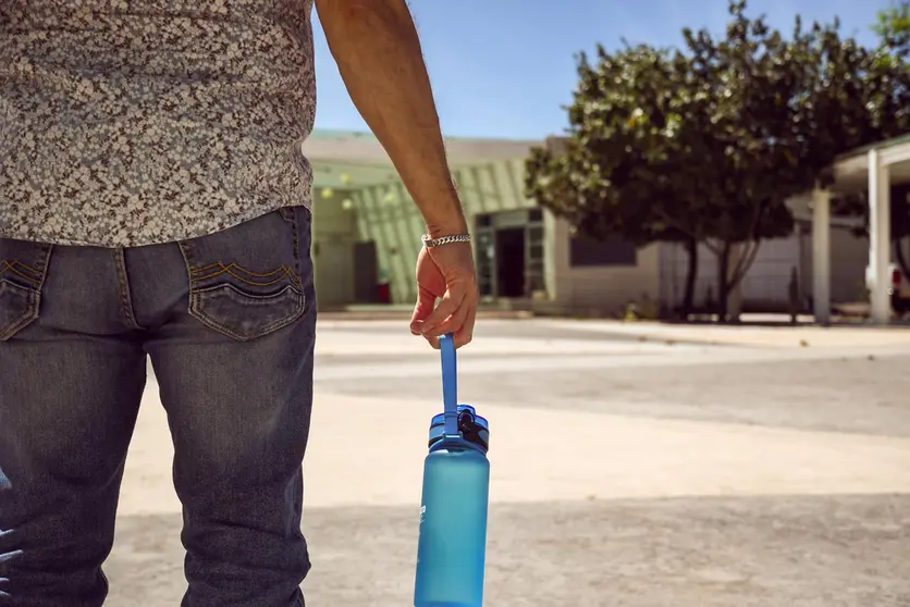 Autoridades recomiendan el consumo constante de agua y evitar la exposici&oacute;n directa al sol durante las horas de mayor radiaci&oacute;n.