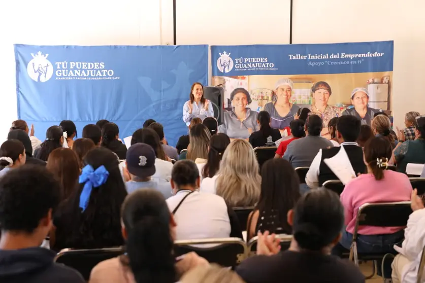 Emprendedores locales durante la sesi&oacute;n de planeaci&oacute;n y determinaci&oacute;n de costos en el interior del taller inicial.