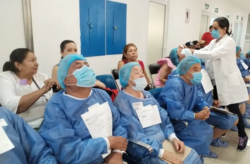 Personal m&eacute;dico y de enfermer&iacute;a del HGZ No. 2 en Irapuato atendi&oacute; a pacientes de diversos municipios durante la tercera jornada de cirug&iacute;as visuales del 2026.