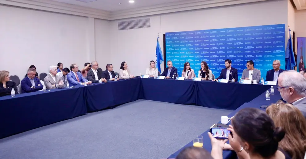 La gobernadora Libia Dennise Garc&iacute;a y el l&iacute;der de la CICEG, Juan Carlos Cashat, encabezaron el anuncio de la estrategia para frenar el ingreso de calzado ilegal, que en los &uacute;ltimos dos a&ntilde;os registr&oacute; un aumento del 2,000% bajo esquemas aduaneros irregulares.