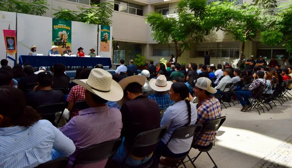 Estudiantes y docentes de la Divisi&oacute;n de Ciencias de la Vida participaron en la inauguraci&oacute;n de la Semana de Agronom&iacute;a 2026, donde se analizaron las tendencias del sector agroindustrial y el compromiso con la producci&oacute;n sostenible de alimentos.