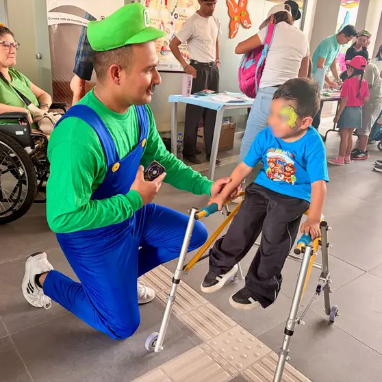 La celebraci&oacute;n incluy&oacute; un taller de pintura, pi&ntilde;atas, dulces, pastel, un concurso de
disfraces y una coreograf&iacute;a en la que participaron los profesionales de la terapia
f&iacute;sica que atienden a pacientes pedi&aacute;tricos.