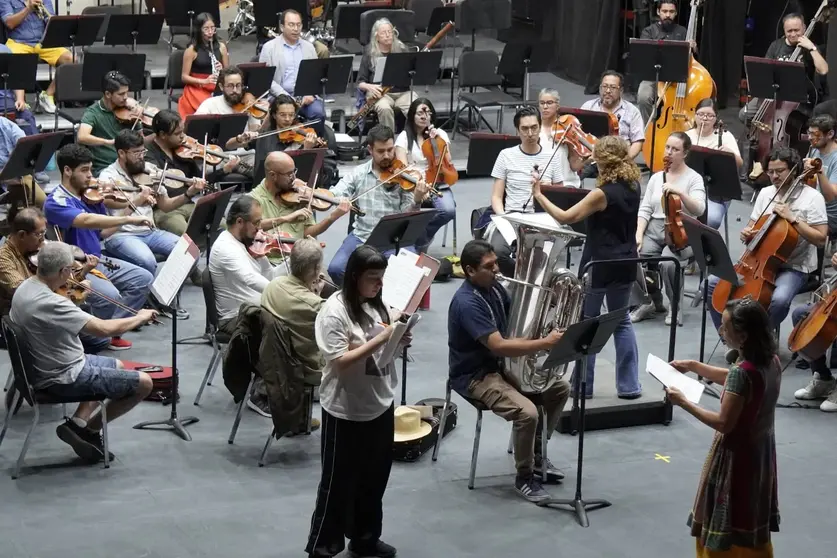Integrantes de la Orquesta Sinf&oacute;nica de la Universidad de Guanajuato durante un ensayo para el programa "Sue&ntilde;o, duda y romanticismo", que se presentar&aacute; en el Teatro Ju&aacute;rez bajo la direcci&oacute;n de Ludwig Carrasco.
