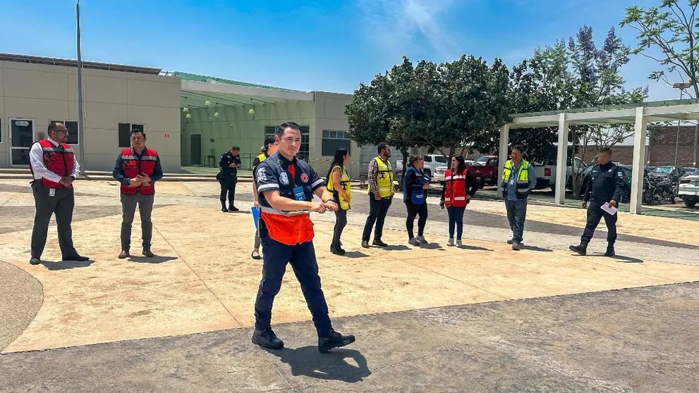 Personal de brigadas y cuerpos de emergencia durante un ensayo previo para coordinar las rutas de evacuaci&oacute;n y tiempos de respuesta.