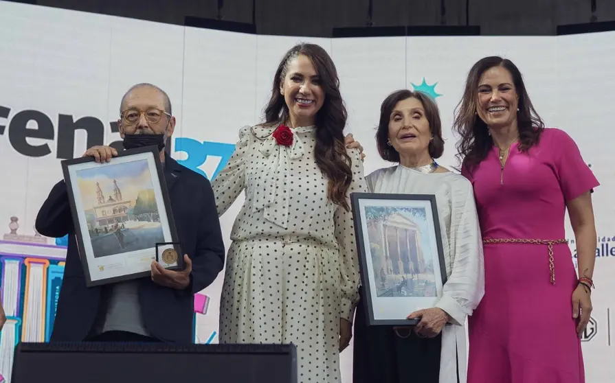 Los galardonados &Aacute;ngeles Mastretta y H&eacute;ctor G&oacute;mez Vargas, reciben sus reconocimientos por parte de la gobernadora Libia Dennise Garc&iacute;a y la alcaldesa Alejandra Guti&eacute;rrez.