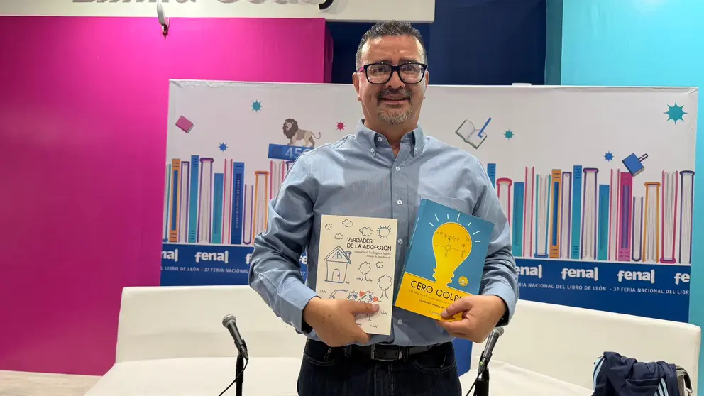 El autor Gaudencio Rodr&iacute;guez Ju&aacute;rez durante la presentaci&oacute;n de su reciente libro en la FENAL,