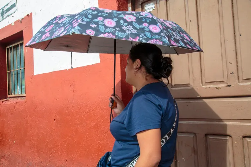 Para evitar complicaciones por las altas temperaturas, se recomienda el uso de gorras, sombreros o sombrillas durante las horas de mayor intensidad solar.