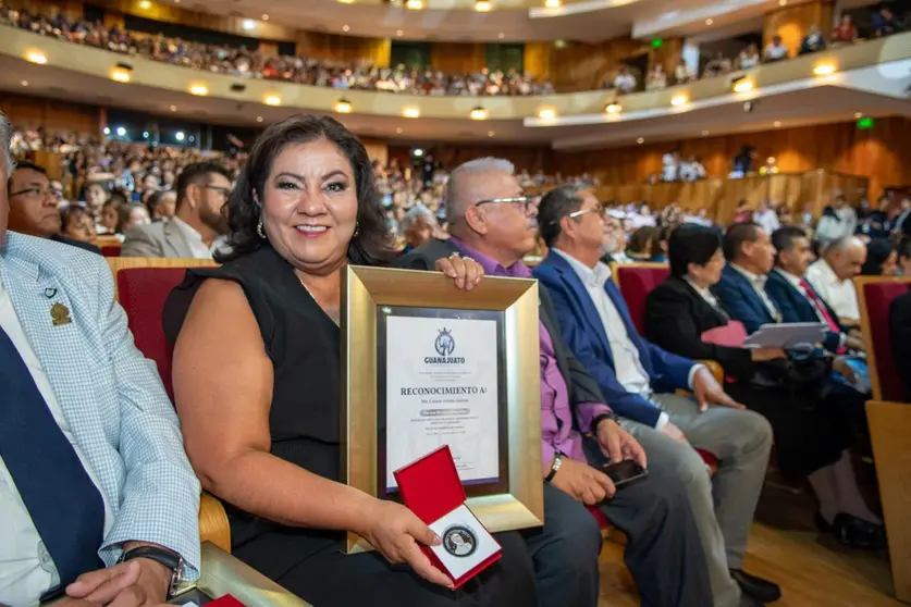 Docentes guanajuatenses recibieron est&iacute;mulos por su trayectoria acad&eacute;mica durante la ceremonia del D&iacute;a de la Maestra y el Maestro 2026 en Le&oacute;n.