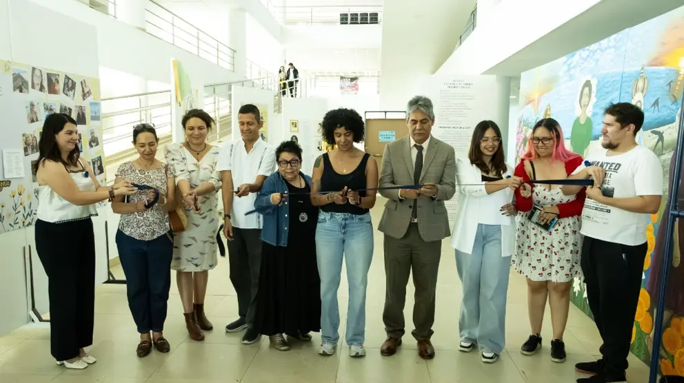 Autoridades universitarias encabezadas por el rector del Campus Le&oacute;n, Mauro Napsuciale Mend&iacute;vil, junto a docentes y estudiantes, participan en el corte de list&oacute;n inaugural de la muestra "Madre: Anarqu&iacute;as del cuidado".
