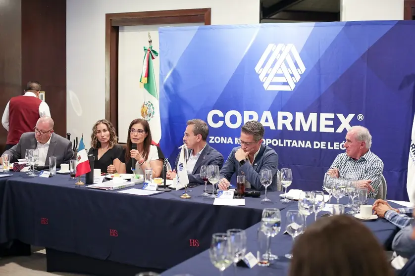 Integrantes del sindicato patronal y autoridades municipales, entre ellos el presidente del Consejo de Sapal, Jos&eacute; Antonio Morf&iacute;n Villalpando (extrema derecha), durante el an&aacute;lisis del programa de infraestructura y eficiencia h&iacute;drica para el municipio.