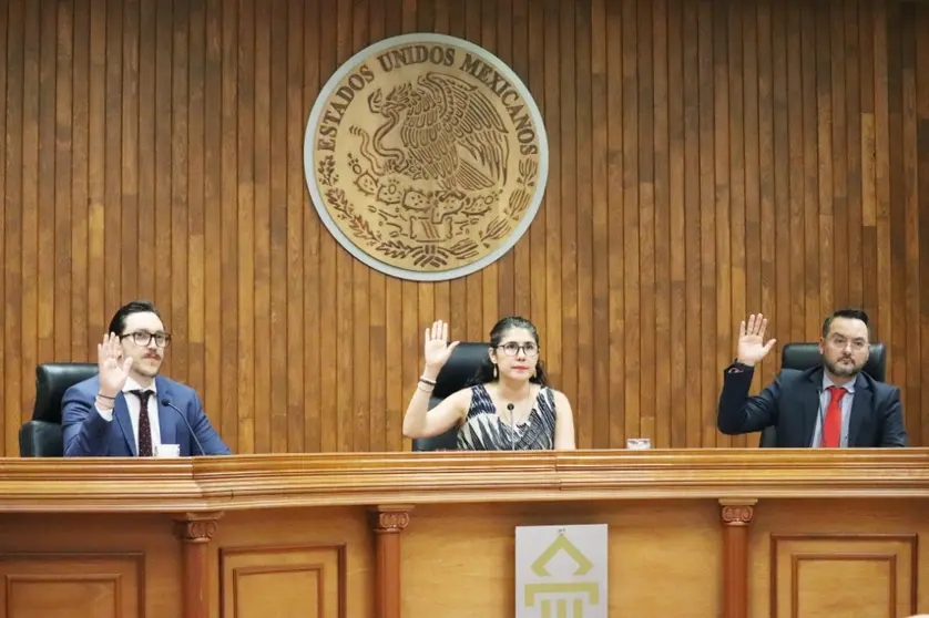 Los magistrados del TEEG durante la sesi&oacute;n p&uacute;blica donde ordenaron al Poder Legislativo concluir la regulaci&oacute;n de la revocaci&oacute;n de mandato para la gubernatura del estado.