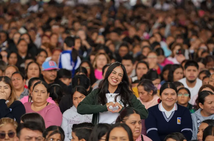 Le&oacute;n entrega 4 mil 300 becas a estudiantes de primaria, secundaria, prepa y universidad