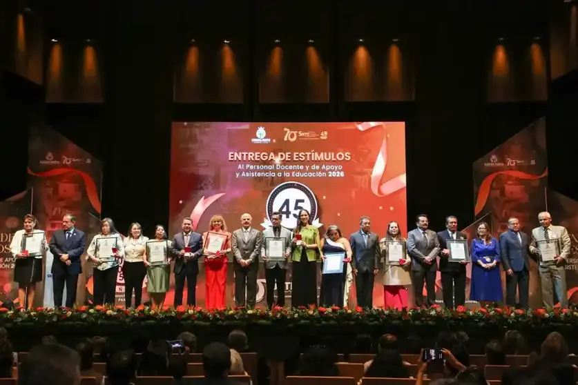 Libia Dennise entrega medallas a 408 maestros y personal de apoyo para la educaci&oacute;n