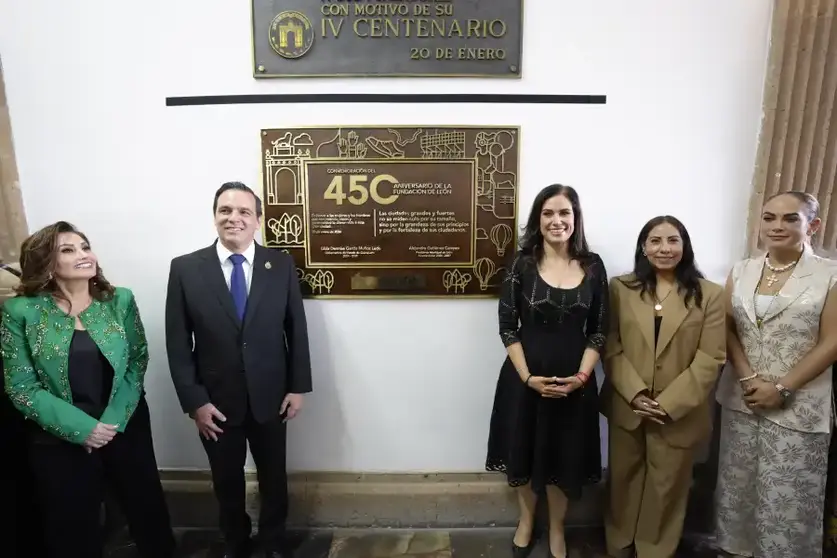 Le&oacute;n conmemora 450 a&ntilde;os de historia con la develaci&oacute;n de una placa conmemorativa