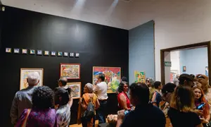 Autoridades del Museo Iconogr&aacute;fico del Quijote y los artistas Elba Hern&aacute;ndez y Jaime Ju&aacute;rez durante el recorrido inicial por las salas temporales del recinto.