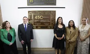 Le&oacute;n conmemora 450 a&ntilde;os de historia con la develaci&oacute;n de una placa conmemorativa