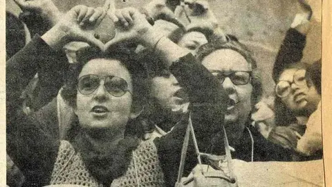 La artista M&oacute;nica Mayer y otras mujeres en una manifestaci&oacute;n por el derecho al aborto, a&ntilde;os 70