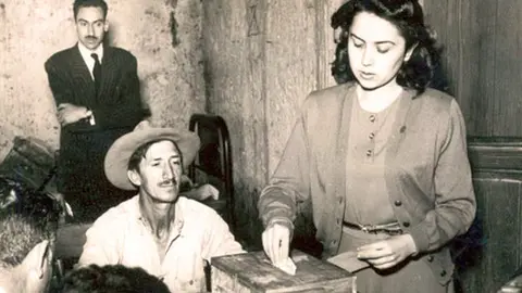 Mujer sufragando por primera vez en M&eacute;xico, 1955 - Foto, portal del Gobierno de M&eacute;xico