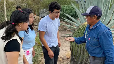Estudiantes de antropolg&iacute;a social UG visitan el jard&iacute;n bot&aacute;nico de cactaceas gigantes en Arroyo Seco, Tierra&nbsp;Blanca
