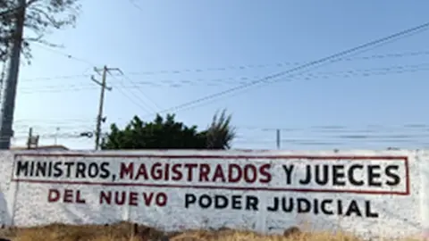 'Ministros, magistrados y jueves', r&oacute;tulo en un muro  - Foto, Sar Janeth Esquivel
