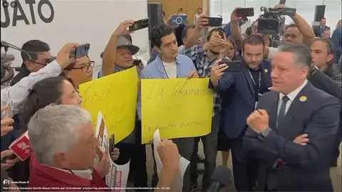 Periodistas de Guanajuato expresan a Gerardo V&aacute;zquez Alatriste, Fiscal General de Guanajuato, su inconformidad con el trato recibido durante la cobertura period&iacute;stica de su primer informe - Fotograma de video publicado p