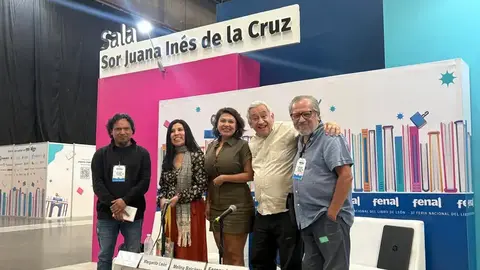 Mikel Ruiz, Margarita Le&oacute;n, Melina Balc&aacute;zar, Fernando Nava y el editor Leopoldo Navarro