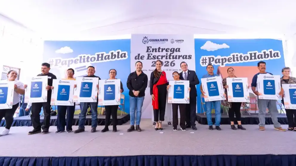 Gobierno estatal entrega escrituras a 133 familias romitenses