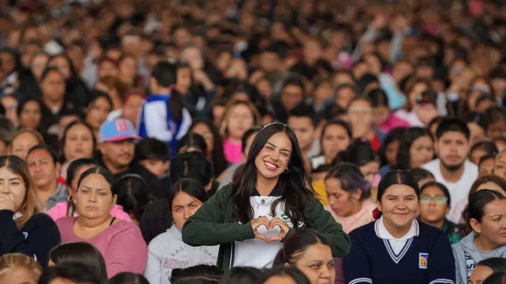 Le&oacute;n entrega 4 mil 300 becas a estudiantes de primaria, secundaria, prepa y universidad