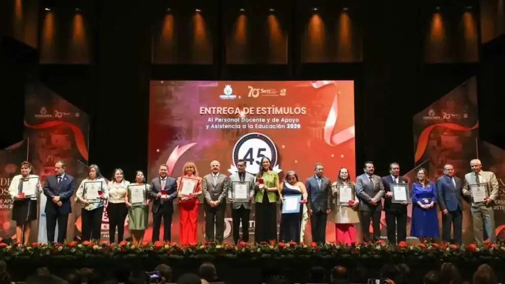 Libia Dennise entrega medallas a 408 maestros y personal de apoyo para la educaci&oacute;n