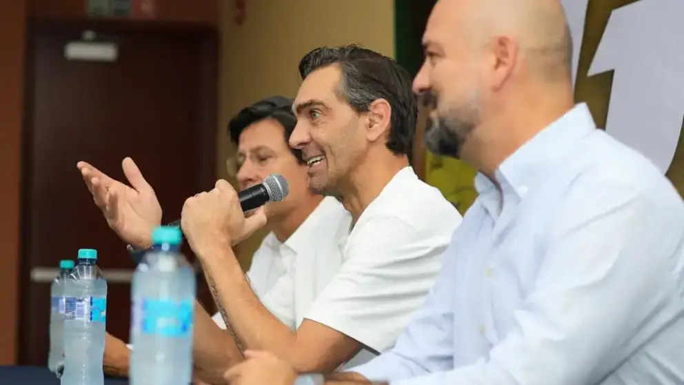 Giba, Leyenda del voleibol brasile&ntilde;o, charla con j&oacute;venes y ni&ntilde;os en festival internacional Le&oacute;n 450