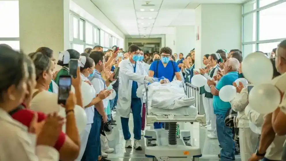 Personal hospitalario de IMSS Guanajuato hace pasillo de honor a joven donador de coraz&oacute;n