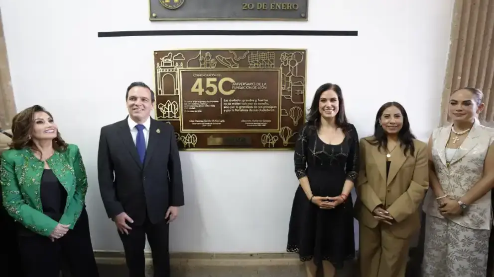 Le&oacute;n conmemora 450 a&ntilde;os de historia con la develaci&oacute;n de una placa conmemorativa