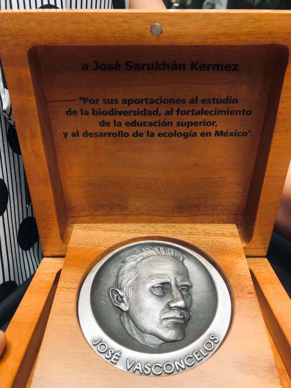 La medalla José Vasconcelos entregada por el Seminario de Cultura Mexicana a José Sarukhán Khermez