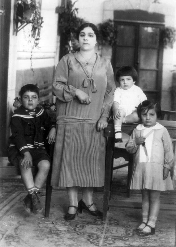 Nacho, José Alfredo y Conchita, con doña Carmelita, su madre. Foto del Museo de José Alfredo Jiménez