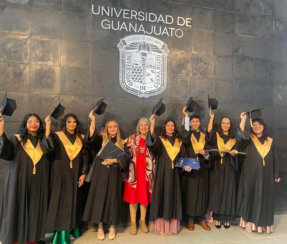 La generación 2021-2024 de Antropología Social UG, con su tutora Maricruz Romero Ugalde