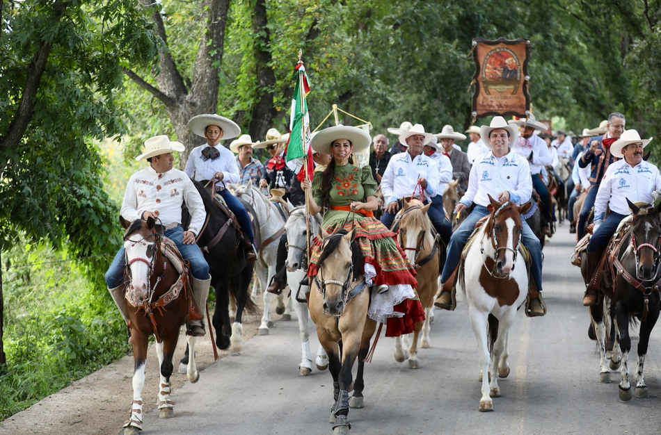 Libia Dennise encabeza la tradicional Cabalgata por la Ruta de la Independencia