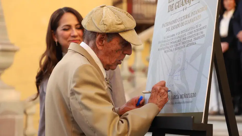 Joaquín Arias, primer director de la Estudiantina UG, y la gobernadora Libia Dennise García, firman la declaratoria de Patrimonio intangible para la agrupación