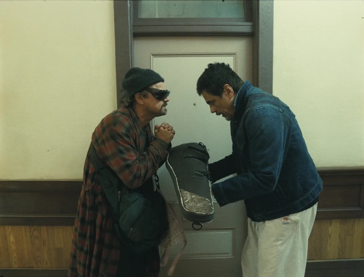 Leonardo DiCaprio y Benicio del Toro en One Battle After Another. Cortesía Warner Bros. Pictures