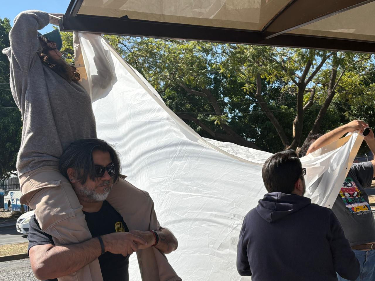 Mía, gaffer haciendo su trabajo en hombros de Pedro (1)